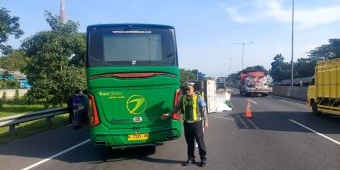 Bus TransJatim Tabrak Truk yang Terguling Akibat Pecah Ban di Tol Waru-Sidoarjo
