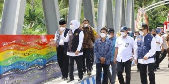 Perkuat Akses Menuju Kawasan Wisata di Malang Selatan, Gubernur Khofifah Resmikan Jembatan Pelangi