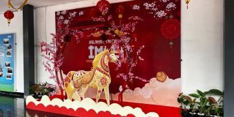 Imlek 2577, KAI Daop 7 Hadirkan Nuansa Tionghoa dan Photobooth Kuda Api di Stasiun Madiun