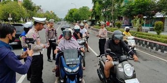 Awali Operasi Keselamatan Semeru 2023, Satlantas Polres Ngawi Bagi Brosur Tertib Berlalu Lintas
