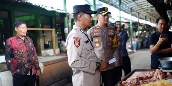 Pastikan Harga Stabil Jelang Nataru, Kapolsek Taman Blusukan ke Pasar Sepanjang