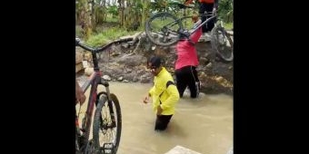 Diterjang Arus Kali Lamong, Jembatan Penghubung Desa Munggugebang - Sirnoboyo Benjeng Putus