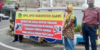 Gelar Aksi Solidaritas, Pengacara di Ngawi Turun ke Jalan Bentangkan Banner Beri Dukungan Moril