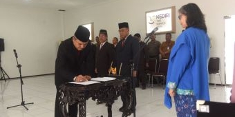 Pj Wali Kota Kediri Ambil Sumpah dan Lantik Dua Pejabat, Duduki Posisi Staf Ahli