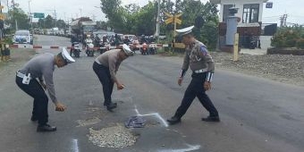 Polisi di Kota Mojokerto Tandai Jalan Berlubang