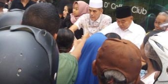Keren, Kiai Asep Saifuddin dan Habib Hasan Bagi-bagi Takjil di Pinggir Jalan Raya Solo