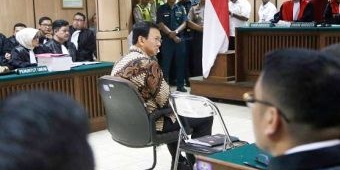 Ahok Menangis Terancam 6 Tahun Penjara, Kutip Omongan Gus Dur, Minta Dakwaan Dibatalkan