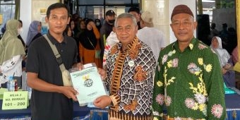 Minimalisir Potensi Sengketa Warga, Kantah Pasuruan Serahkan 400 Sertifikat PTSL di Desa Ngadimulyo