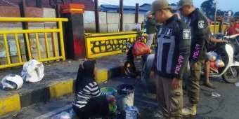 Demi Kelancaran Lalu Lintas, Satpol PP Sidoarjo Tertibkan Pasar Tumpah Waru