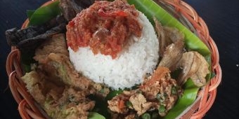 Nikmatnya Sego Sambel Wak Kabul, Bisa Pilih Lauk Sesuai Selera, Harga Ramah di Kantong