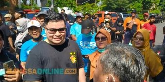 Ribuan Warga Bantu Bersihkan Kantor Pemkab, Bupati Kediri: Kita Bersama Jaga Rumah Rakyat