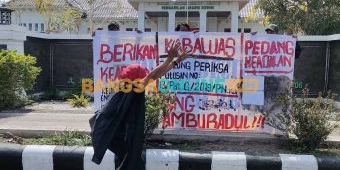 Tuntut Keadilan, Sejumlah Aktivis Gelar Teatrikal Tunggal di PN Kota Kediri