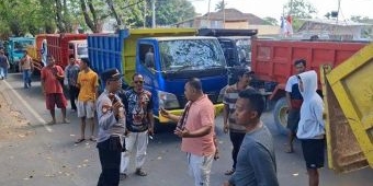 Luruk Polres Sumenep Sambil Bawa Truk, Puluhan Sopir Tuntut Tambang Galian C Dibuka Lagi