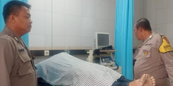 Diduga Ngantuk, Pemotor di Gresik Tewas Usai Menabrak Tiang Listrik Depan Makam Karangsemanding
