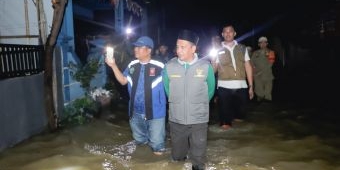 Jelang Tengah Malam, Pj Bupati Pamekasan Sambangi Warga Terdampak Banjir di Beberapa Titik