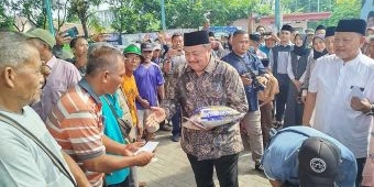 Keluarga Bupati Jombang Berbagi, Ratusan Tukang Becak Terima Sedekah Ramadan