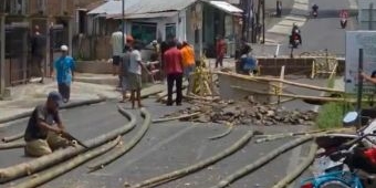 Pemkot Malang Dianggap Lamban, Warga Perbaiki Jembatan Sonokembang secara Swadaya