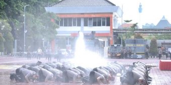 Kapolres Gresik Pimpin Upacara Kenaikan Pangkat 96 Personel dan 5 PNS