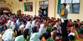 Operasi Patuh Semeru 2025, Satlantas Polres Ngawi Ajak Pelajar Tertib Berlalu Lintas