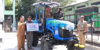 Wakil Bupati Bojonegoro Serahkan Bantuan Alsintan ke Poktan
