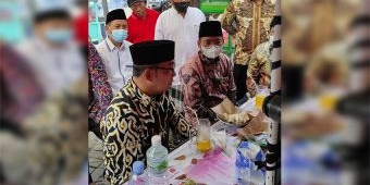 Kunjungi Madura, Ridwan Kamil Makan Sate di Parkiran Makam Syaikhona Kholil Bangkalan