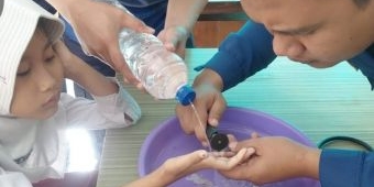 Damkar Beraksi, Pertolongan Lepas Cincin Mainan yang Tersangkut di Jari Siswi SD