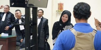 Istri Muda Bupati Bangkalan Hadiri Sidang Kasus Dugaan Korupsi Suaminya, Diana Ungkap Setoran Fee