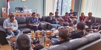 DPRD Kota Batu Didemo soal Gate Parkir Pasar Among Tani