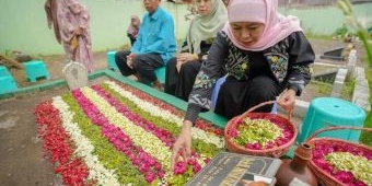 Jelang Pelantikan, Khofifah Ziarah ke Makam Suami dan Orang Tua Serta Bagikan Ratusan Paket Sembako