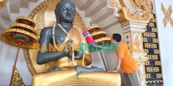 Sambut Waisak, Umat Buddha di Kediri Gelar Baksos dan Bersihkan Patung
