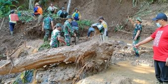 Akibat Longsor dan Banjir di Desa Blimbing Kediri: Jembatan Putus, 42 KK Terisolir, 2 Rumah Rusak