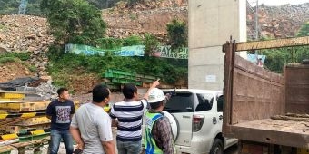 Kapolres Probolinggo Datangi TKP Batu Jatuh, Pihak Penggarap Tol Hentikan Pemecahan Batu