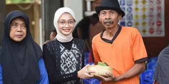 Ramah Lingkungan, Wali Kota Kediri Distribusikan Daging Kurban dengan Besek dan Daun Jati