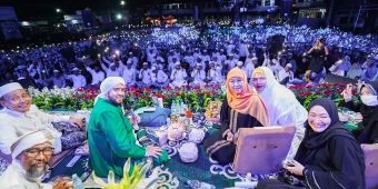 Sholawatan Bersama Habib Syekh, Khofifah Ajak Generasi Muda Tingkatkan Prestasi dan Jauhi Narkoba