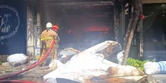 Diduga Terkena Percikan Api Las, Toko Mebel di Kertajaya Surabaya Ludes Terbakar
