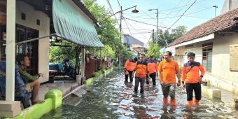 Waru Sidoarjo Banjir Lagi, BPBD Jatim Gercep Evakuasi Warga dan Serahkan Bantuan Logistik