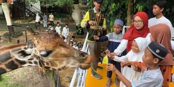 Berbagi Kebahagiaan di Bulan Ramadan, Wartawan Grahadi Ajak Anak Yatim Ngabuburit Lihat Satwa di KBS