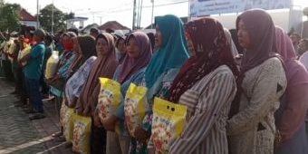 Polres Pamekasan Bagikan Beras ke Pengemudi Ojol, Becak, PKL dan Warga Kurang Mampu