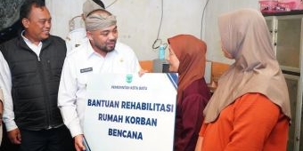 Wakil Wali Kota Batu Beri Bantuan Rehabilitasi Rumah Warga yang Ambruk di Desa Sumberejo