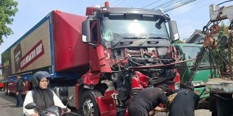 Truk Rokok Tabrak Tronton di Jombang