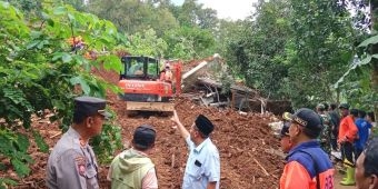 Respons Cepat Tim BPBD Jatim Bantu Pencarian dan Evakuasi Korban Longsor di Jombang