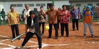 Lapangan Hockey dan Softball di Dharmawangsa Diresmikan Risma