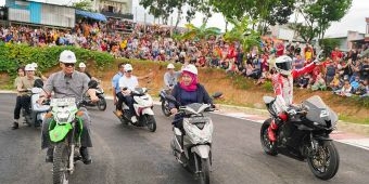 Tinjau Pembangunan Sirkuit Parang Magetan, Khofifah Jajal Lintasan Bareng Mario Aji dan Adenanta