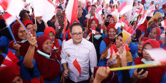 Pj Gubernur Jatim Salurkan BLT DBHCHT kepada 4.209 Buruh Pabrik Rokok Wilayah Surabaya