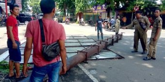 Satpol PP Kota Mojokerto Robohkan Puluhan Tiang Reklame Bodong
