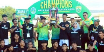 Adi Wibowo Serahkan Trofi ke Pemenang Liga Tarkam Wali Kota Cup 2025
