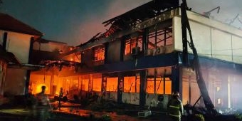 Demo Berujung Anarkis, Kantor DPRD Kota dan Kabupaten Kediri Dibakar Massa
