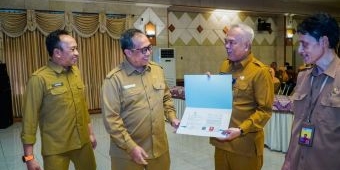 Sekda Gresik Serahkan SK Pensiun Kadis Pertanian, Kenaikan Pangkat dan Tugas Belajar ASN