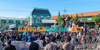 Demo Mahasiswa di Surabaya, Polisi Dilempari Botol