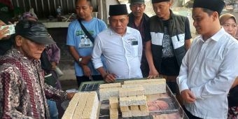 Antusias Masyarakat Sambut Gus Barra Borong Dagangan di Pasar Trawas